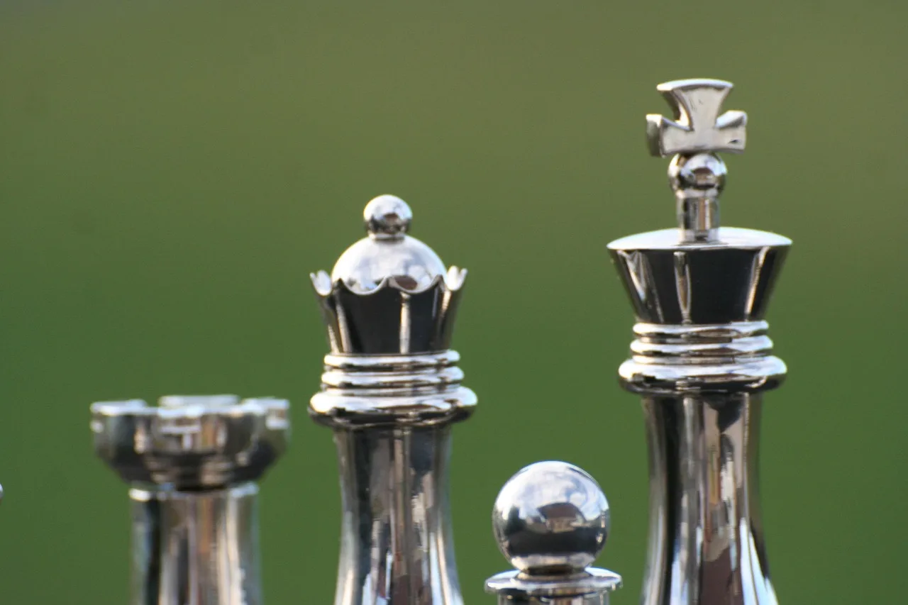 chess, chess piece, strategy, board game, king, chess board, game board, to play, playing field, strategy game, think, challenge, checkmate, figure, lady, black, white, decision, competition, metal, glittering, war, planning, springer, runner